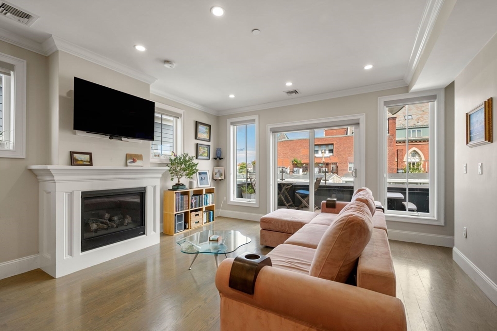 205 W. 8th St, Boston, Massachusetts, 2 Bedrooms Bedrooms, 5 Rooms Rooms,2 BathroomsBathrooms,Residential Lease,For Rent,W. 8th St,73446453