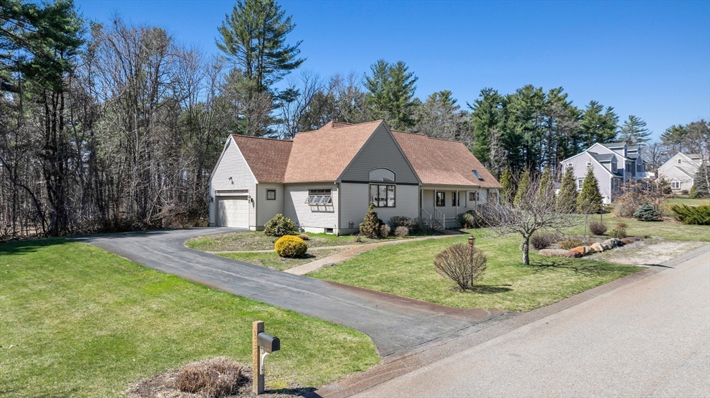 3 Christopher Ln, Hanson, Massachusetts, 2 Bedrooms Bedrooms, 11 Rooms Rooms,2.5 BathroomsBathrooms,Residential,For Sale,Christopher Ln,73359183