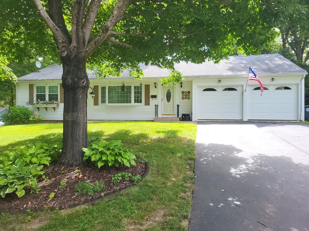 15 Bruce Ln, Southbridge, Massachusetts, 3 Bedrooms Bedrooms, 6 Rooms Rooms,1.5 BathroomsBathrooms,Residential,For Sale,Bruce Ln,73408197