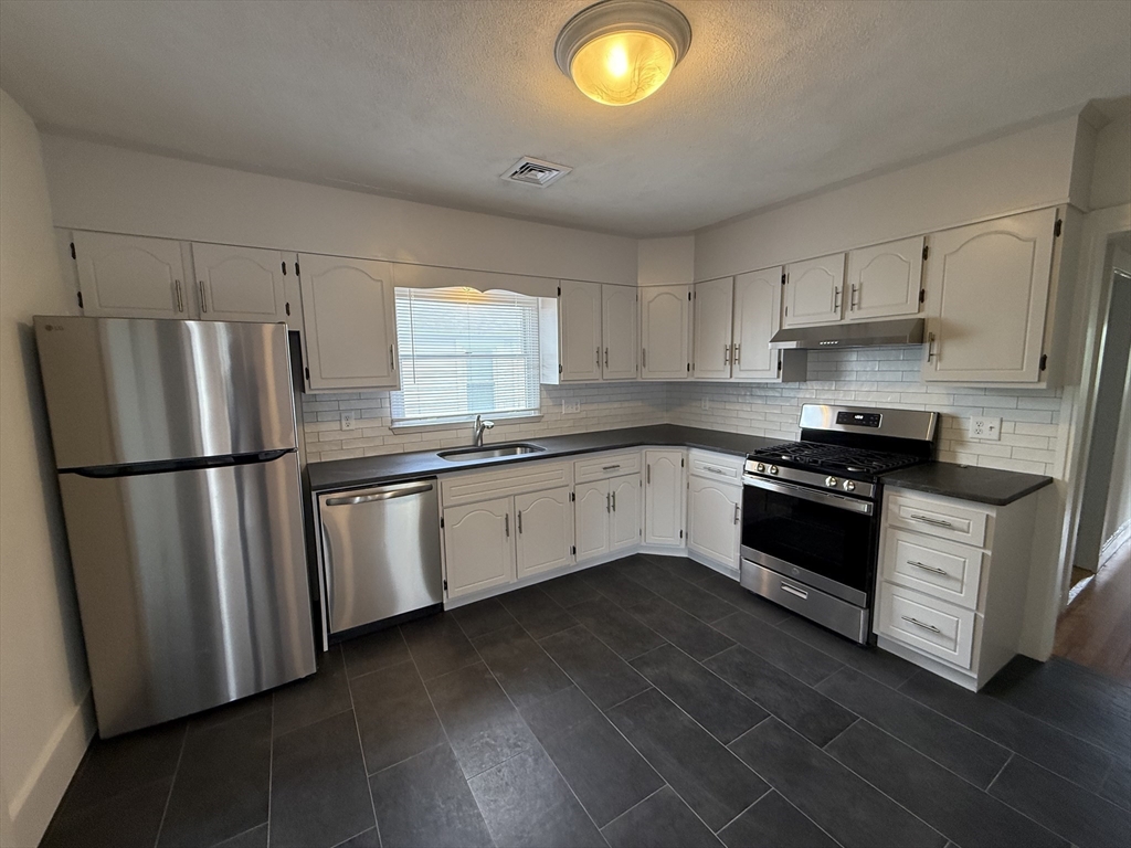 13-15 Beechwood, Watertown, Massachusetts, 4 Bedrooms Bedrooms, 8 Rooms Rooms,3 BathroomsBathrooms,Residential Lease,For Rent,Beechwood,73410644