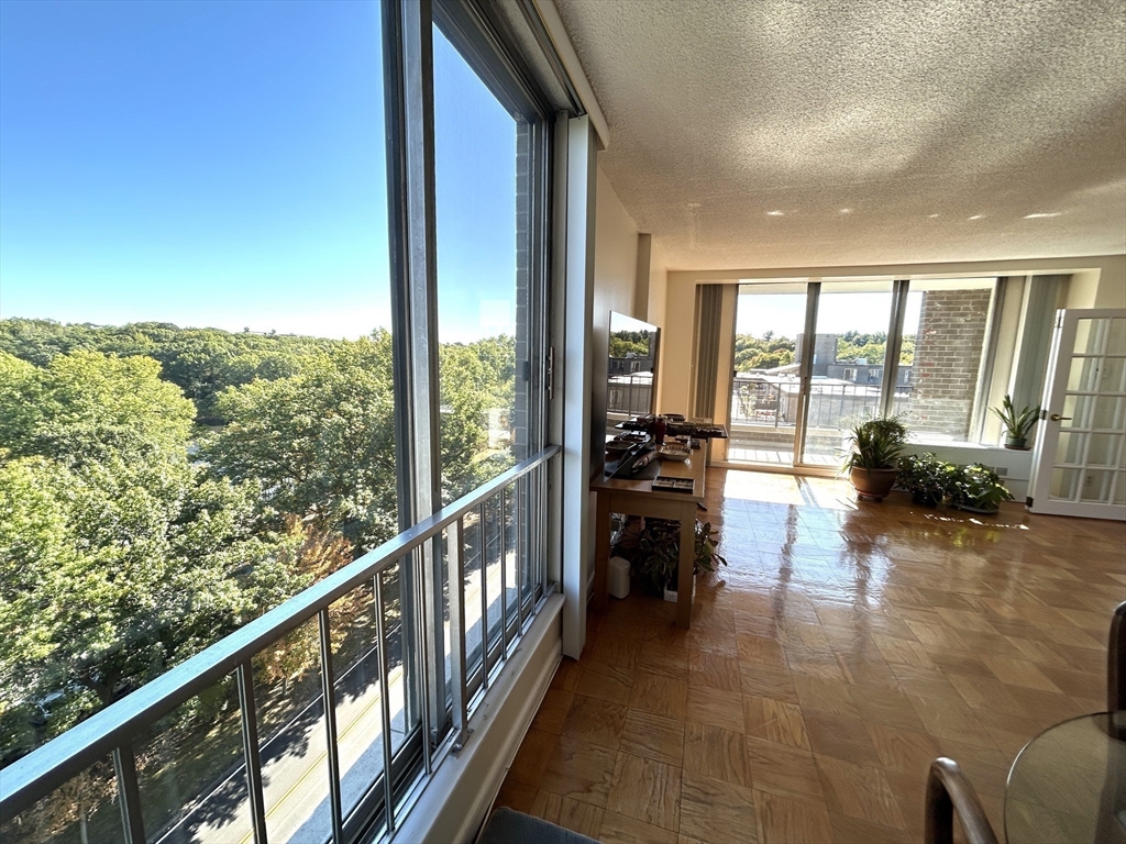 77 Pond Ave, Brookline, Massachusetts, 2 Bedrooms Bedrooms, 5 Rooms Rooms,2 BathroomsBathrooms,Residential Lease,For Rent,Pond Ave,73442144