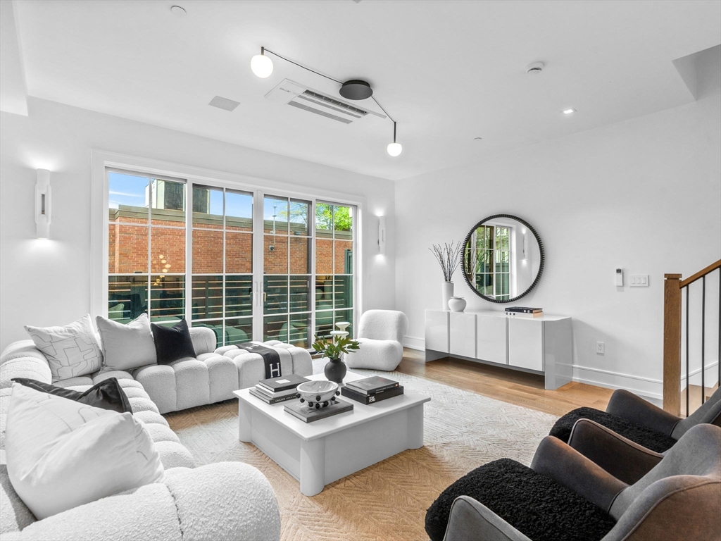 561 East Broadway, Boston, Massachusetts, 3 Bedrooms Bedrooms, 6 Rooms Rooms,3.5 BathroomsBathrooms,Residential,For Sale,East Broadway,73447226