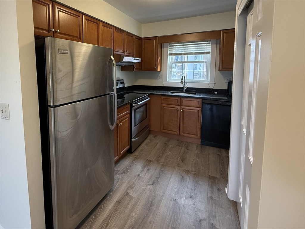 8-10 Essex Street, Andover, Massachusetts, 2 Bedrooms Bedrooms, 5 Rooms Rooms,1 BathroomBathrooms,Residential Lease,For Rent,Essex Street,73447270