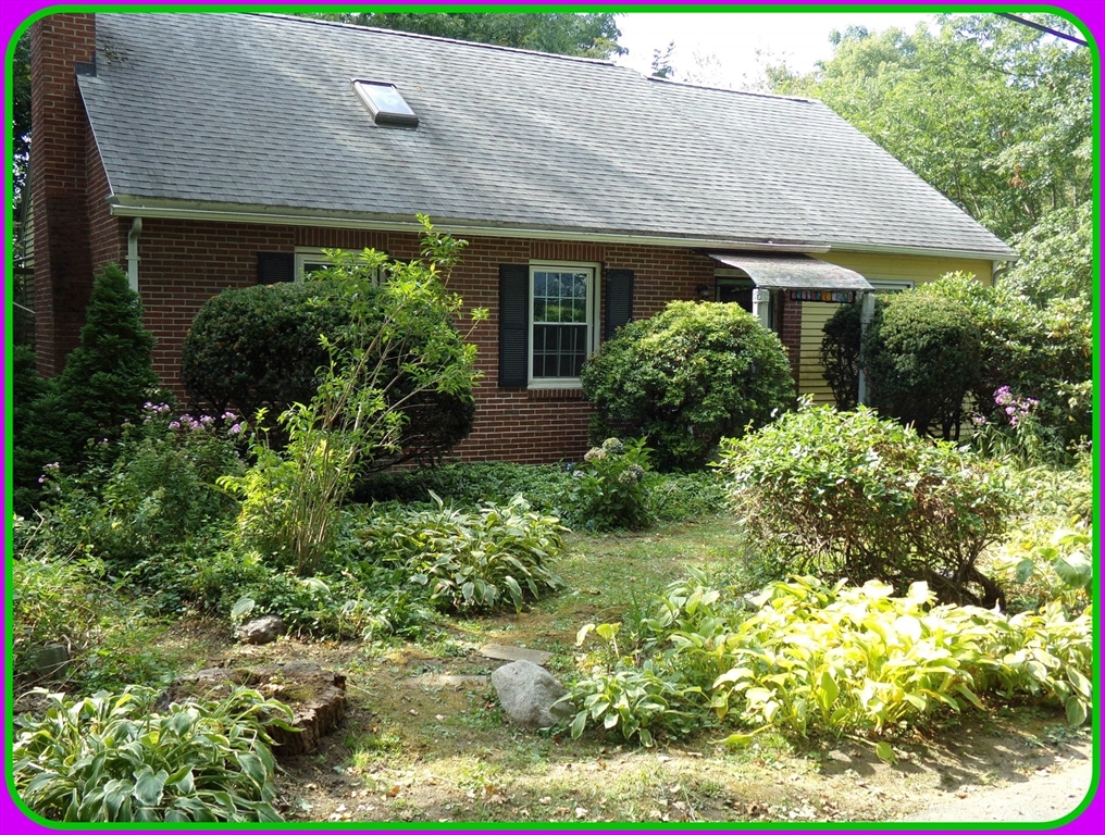 12 Moorland St, Amherst, Massachusetts, 2 Bedrooms Bedrooms, 6 Rooms Rooms,1 BathroomBathrooms,Residential,For Sale,Moorland St,73431729