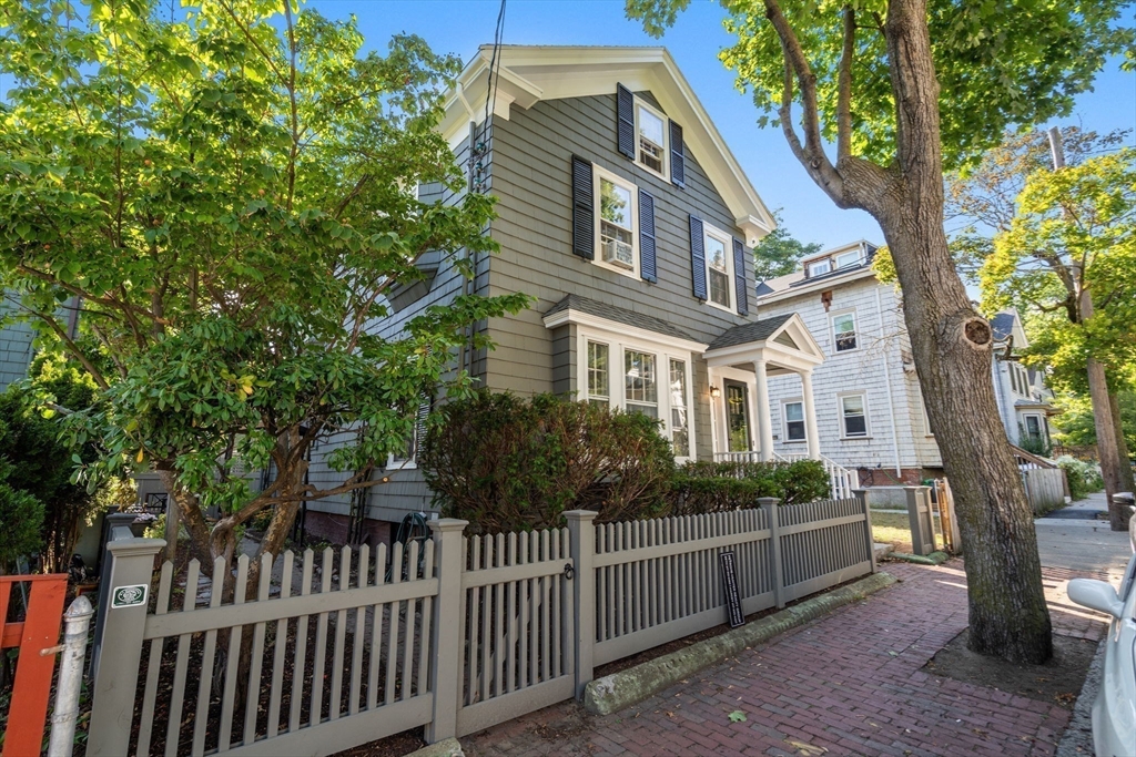 6 Perry St, Cambridge, Massachusetts, 3 Bedrooms Bedrooms, 8 Rooms Rooms,1.5 BathroomsBathrooms,Residential,For Sale,Perry St,73426025