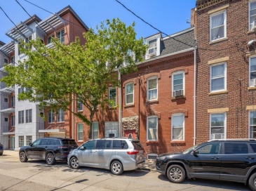 82 Bremen St, Boston, Massachusetts, 5 Bedrooms Bedrooms, 11 Rooms Rooms,3 BathroomsBathrooms,Residential Income,For Sale,Bremen St,73419863