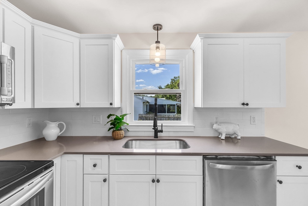 716 Parker St, Springfield, Massachusetts, 3 Bedrooms Bedrooms, 5 Rooms Rooms,1 BathroomBathrooms,Residential,For Sale,Parker St,73430394