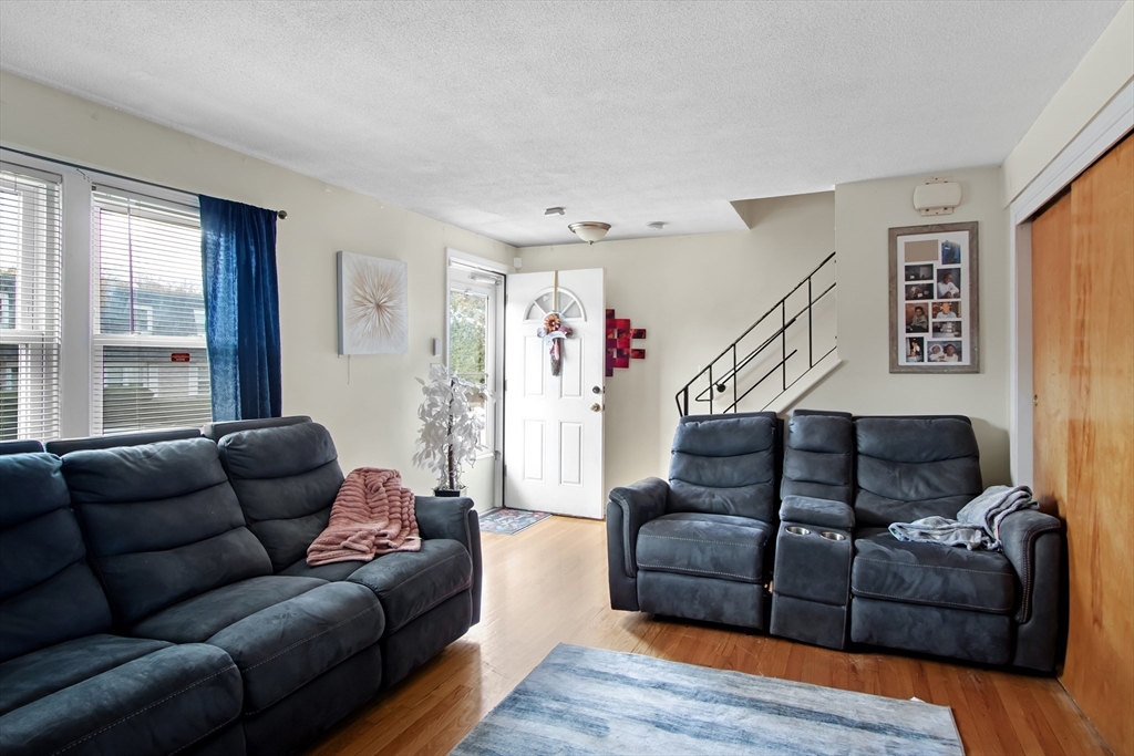 26 Moreland Ave, Dedham, Massachusetts, 3 Bedrooms Bedrooms, 6 Rooms Rooms,1.5 BathroomsBathrooms,Residential Lease,For Rent,Moreland Ave,73447771