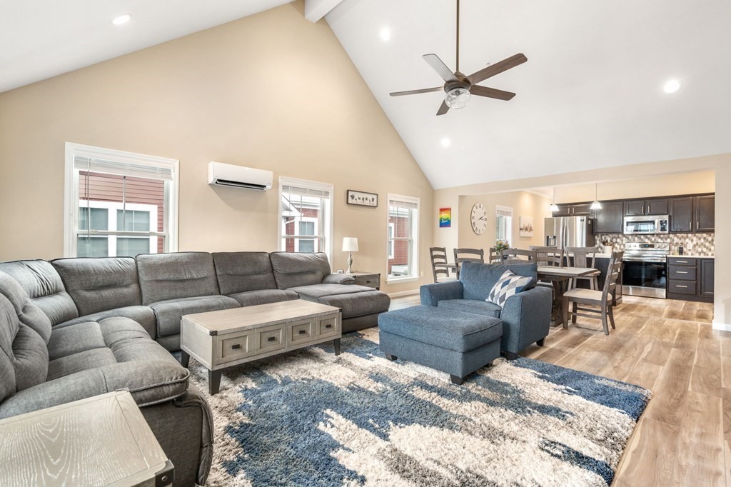 1 Elm St, Boston, Massachusetts, 3 Bedrooms Bedrooms, 5 Rooms Rooms,2.5 BathroomsBathrooms,Residential Lease,For Rent,Elm St,73447835