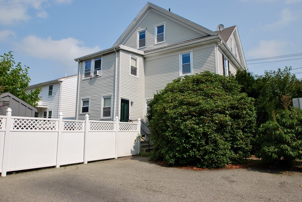 79 Sprague St, Dedham, Massachusetts, 8 Bedrooms Bedrooms, 15 Rooms Rooms,2.5 BathroomsBathrooms,Residential Income,For Sale,Sprague St,73427358