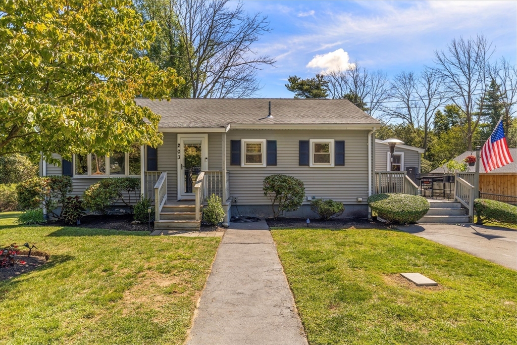 203 Hall St, Raynham, Massachusetts, 3 Bedrooms Bedrooms, 4 Rooms Rooms,1.5 BathroomsBathrooms,Residential,For Sale,Hall St,73426636