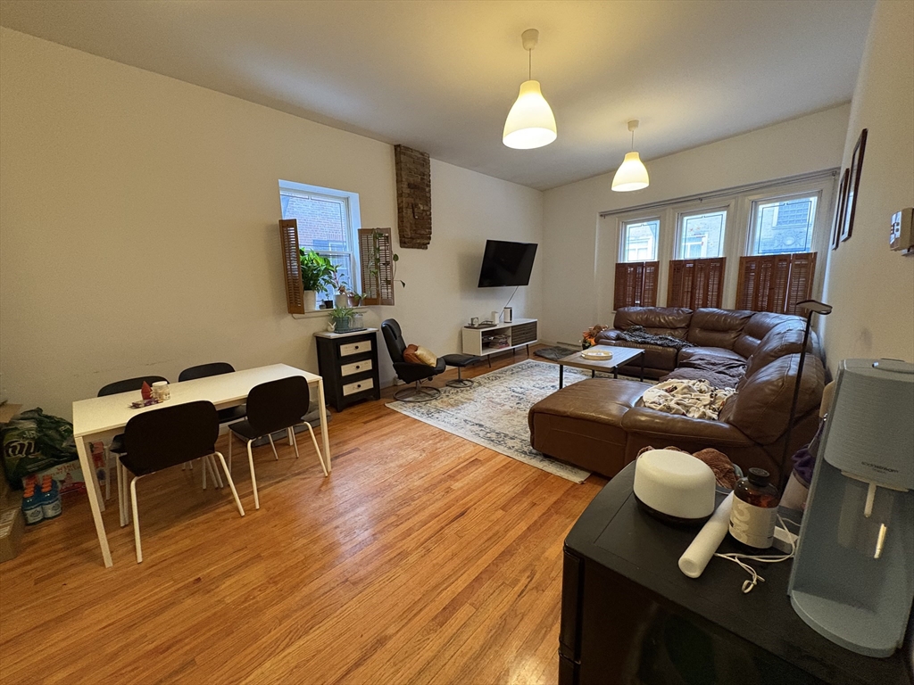 25 Church, Boston, Massachusetts, 3 Bedrooms Bedrooms, 6 Rooms Rooms,2 BathroomsBathrooms,Residential Lease,For Rent,Church,73448289