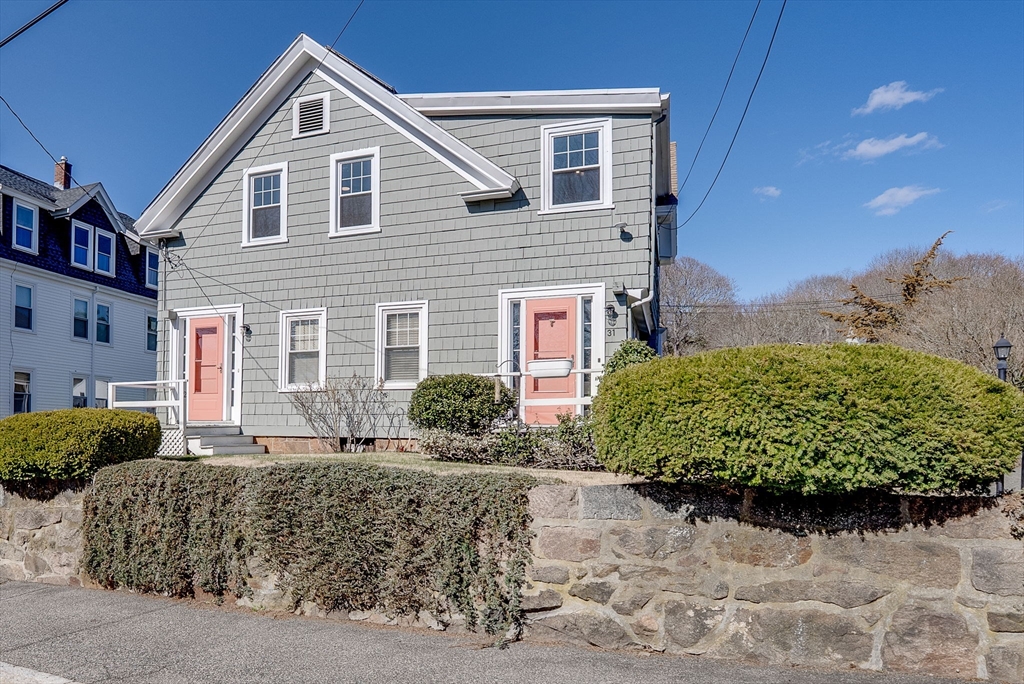 31 High Street, Beverly, Massachusetts, 2 Bedrooms Bedrooms, 6 Rooms Rooms,1 BathroomBathrooms,Residential Lease,For Rent,High Street,73448355