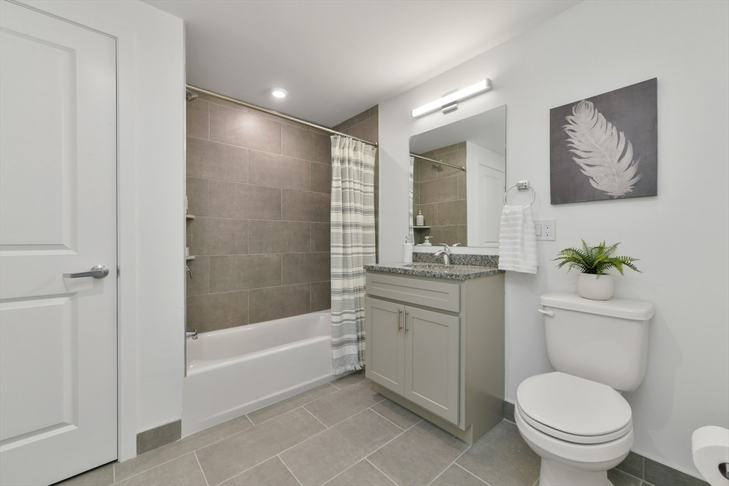 585 Essex St, Lynn, Massachusetts, 1 Bedroom Bedrooms, 3 Rooms Rooms,1 BathroomBathrooms,Residential Lease,For Rent,Essex St,73448539