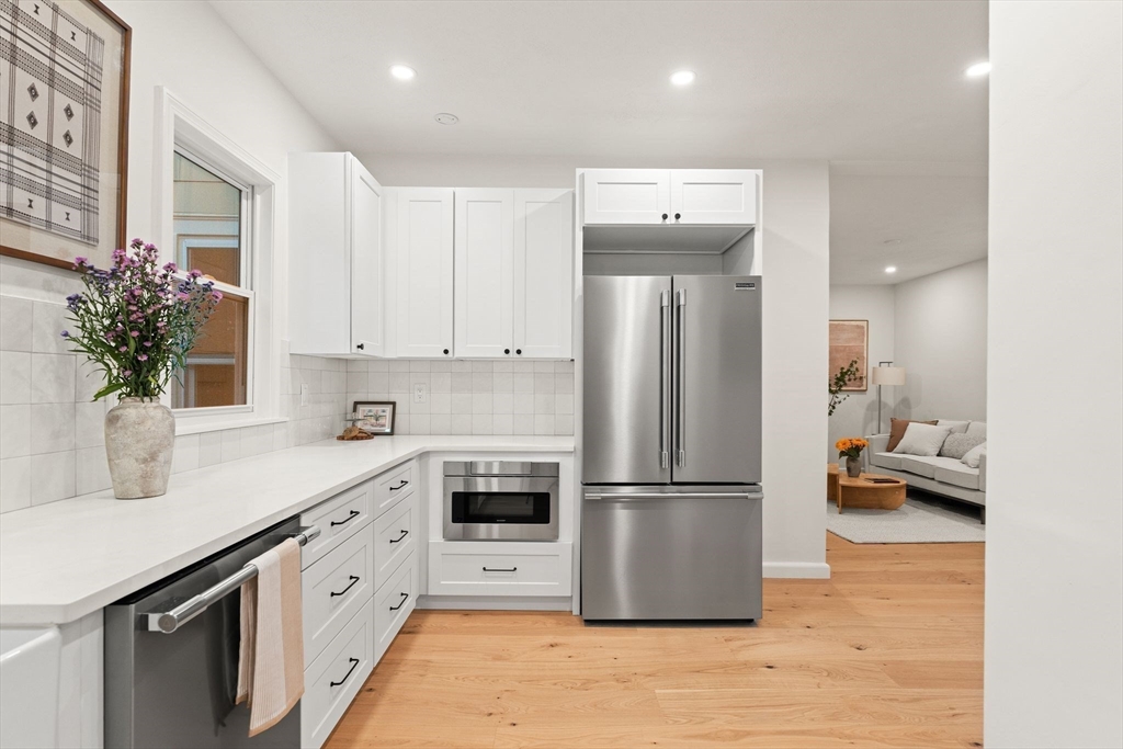 33 Jamaica St, Boston, Massachusetts, 2 Bedrooms Bedrooms, 4 Rooms Rooms,1 BathroomBathrooms,Residential,For Sale,Jamaica St,73437627