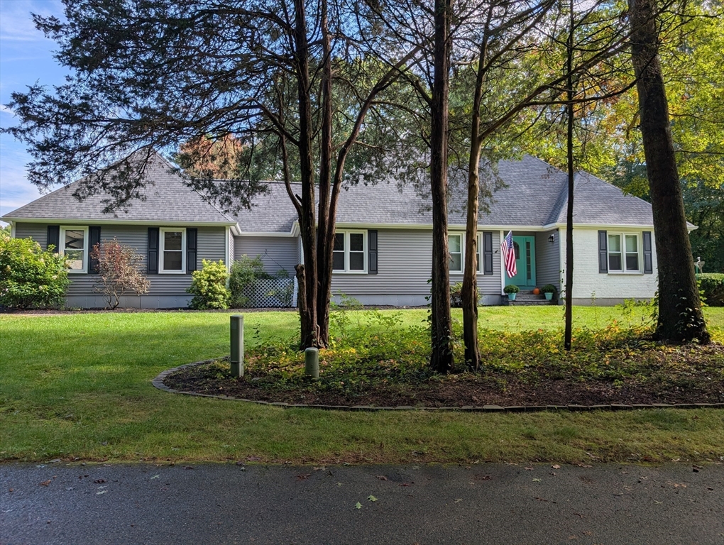4 Shady Brook Ln, Mansfield, Massachusetts, 3 Bedrooms Bedrooms, 7 Rooms Rooms,2.5 BathroomsBathrooms,Residential,For Sale,Shady Brook Ln,73436453