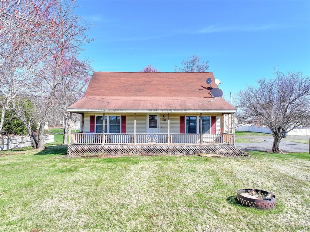 202 Hartford Avenue, Bellingham, Massachusetts, 3 Bedrooms Bedrooms, 6 Rooms Rooms,1 BathroomBathrooms,Residential,For Sale,Hartford Avenue,73360050