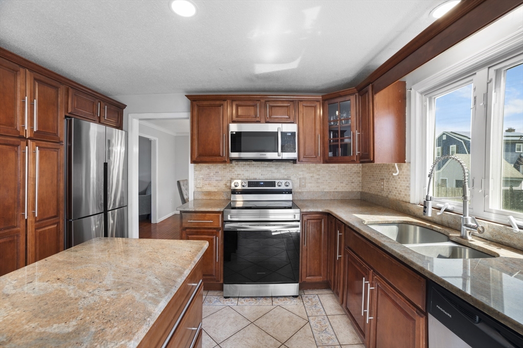 994 S Main St, Attleboro, Massachusetts, 4 Bedrooms Bedrooms, 8 Rooms Rooms,2.5 BathroomsBathrooms,Residential,For Sale,S Main St,73402658