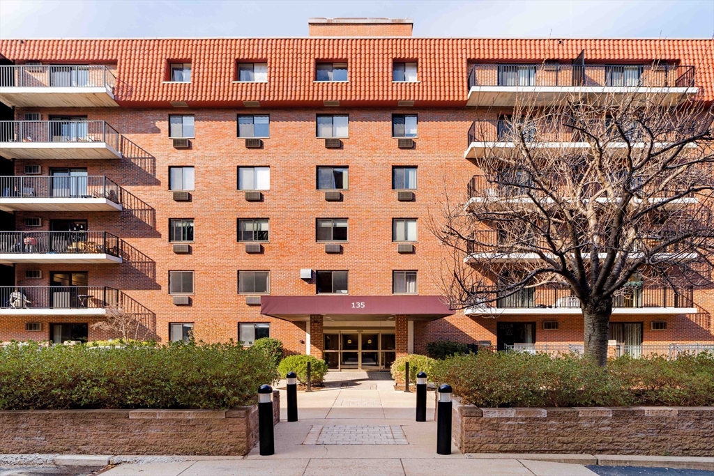 135 Pleasant St, Brookline, Massachusetts, 1 Bedroom Bedrooms, 4 Rooms Rooms,1.5 BathroomsBathrooms,Residential Lease,For Rent,Pleasant St,73448615