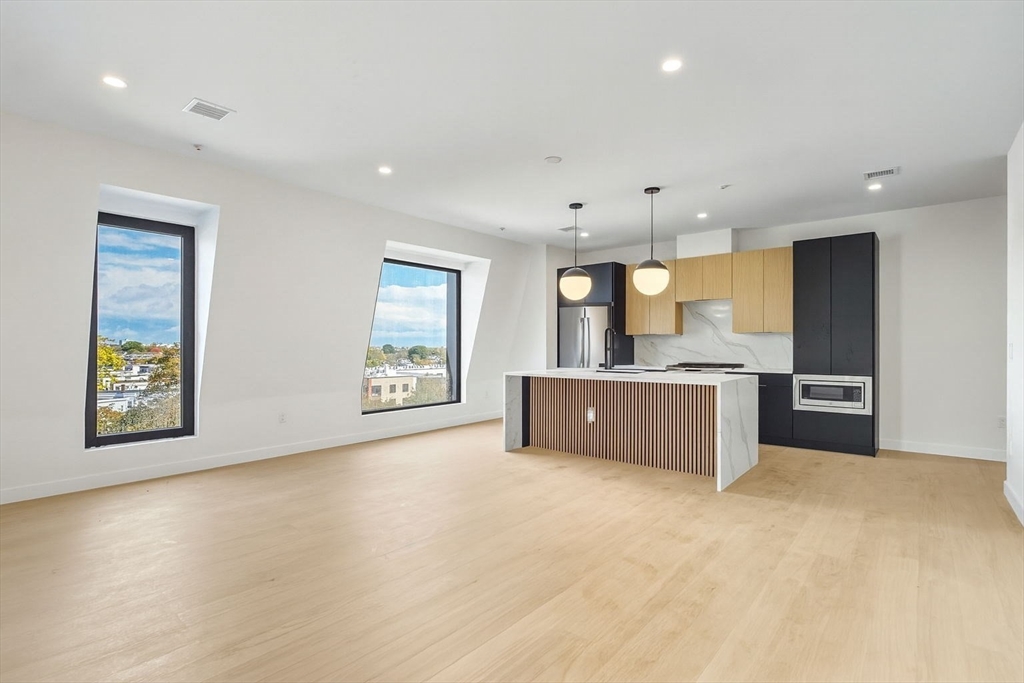 22 High Street, Boston, Massachusetts, 3 Bedrooms Bedrooms, 8 Rooms Rooms,2 BathroomsBathrooms,Residential,For Sale,High Street,73448633