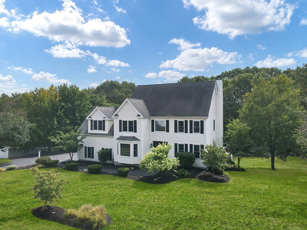 17 Harmony Trl, Hopedale, Massachusetts, 4 Bedrooms Bedrooms, 11 Rooms Rooms,2.5 BathroomsBathrooms,Residential,For Sale,Harmony Trl,73425923