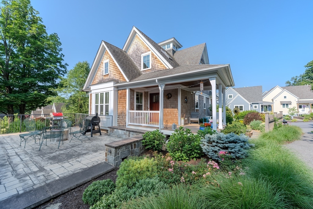 1631 Main St, Concord, Massachusetts, 3 Bedrooms Bedrooms, 5 Rooms Rooms,2.5 BathroomsBathrooms,Residential,For Sale,Main St,73401217