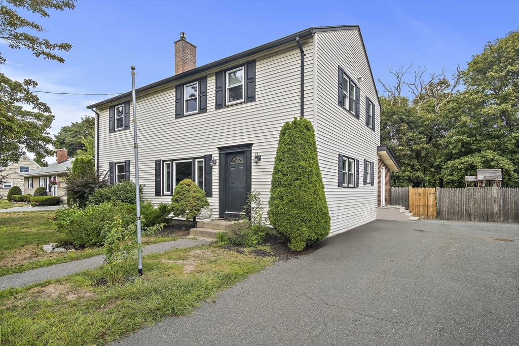 26 Vista Dr, Danvers, Massachusetts, 5 Bedrooms Bedrooms, 8 Rooms Rooms,2 BathroomsBathrooms,Residential,For Sale,Vista Dr,73434280