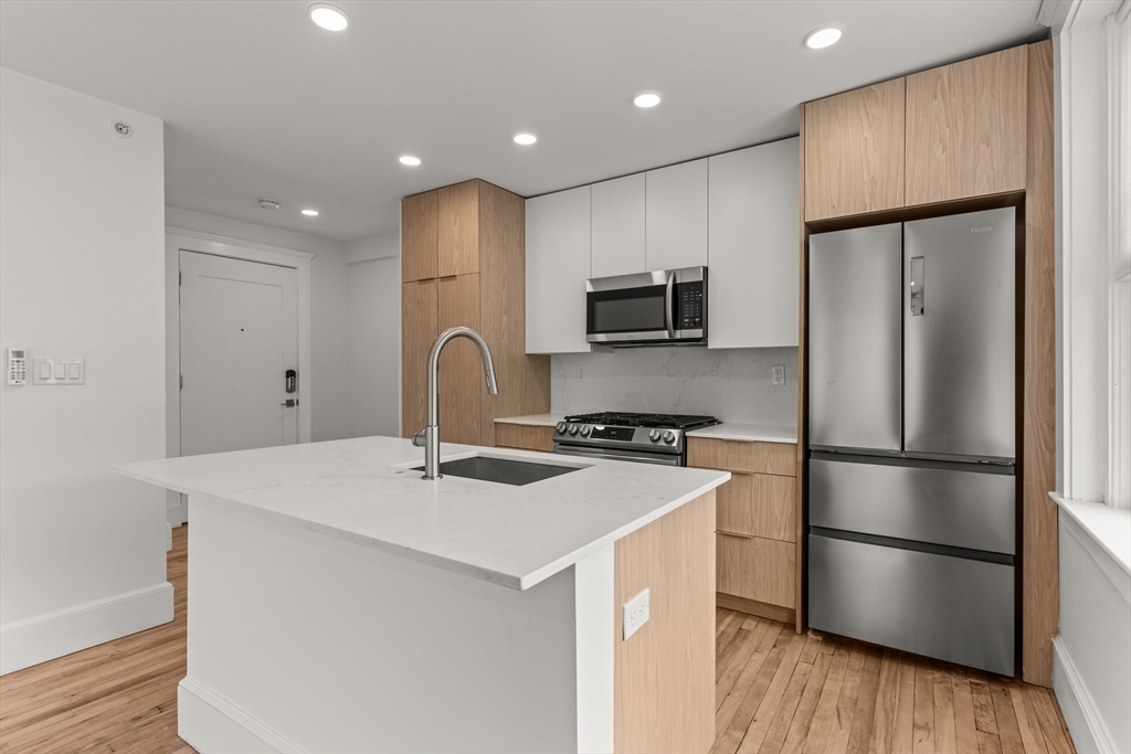 26 Bradlee Road, Medford, Massachusetts, 2 Bedrooms Bedrooms, 3 Rooms Rooms,2 BathroomsBathrooms,Residential Lease,For Rent,Bradlee Road,73449083