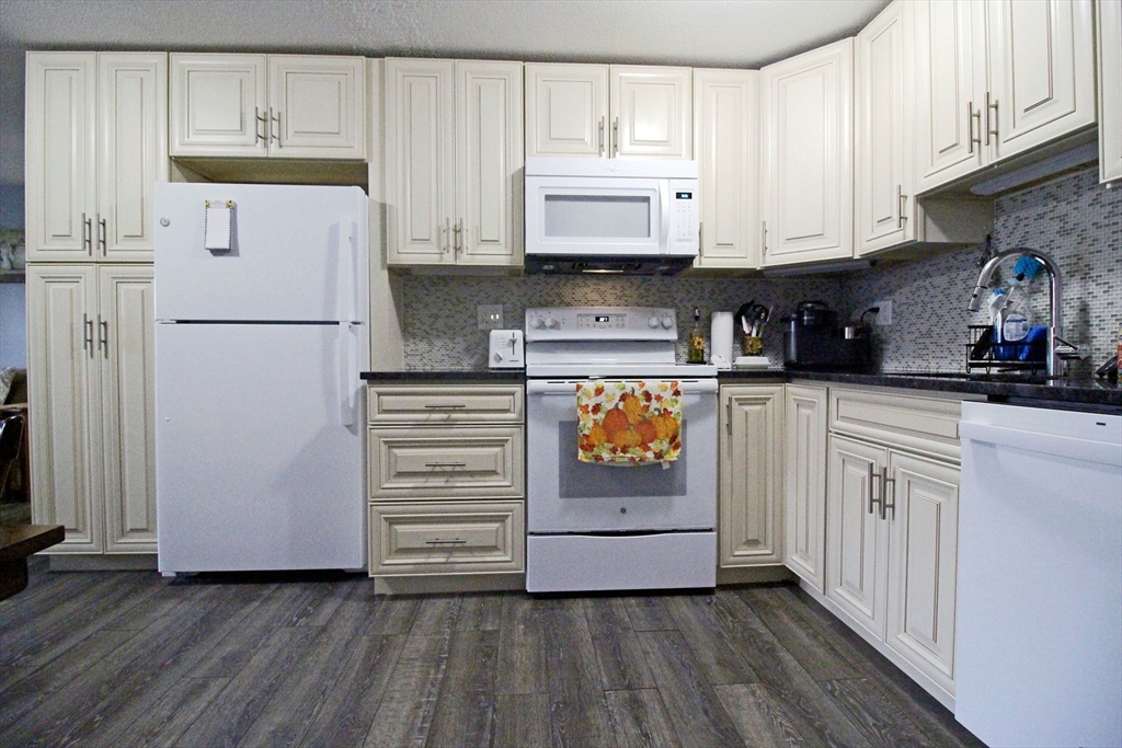 39 Pleasant St, Northborough, Massachusetts, 2 Bedrooms Bedrooms, 4 Rooms Rooms,1 BathroomBathrooms,Residential,For Sale,Pleasant St,73449287