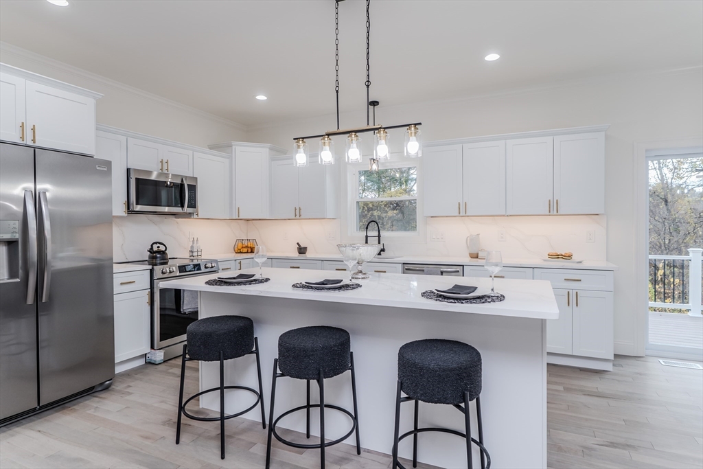 135 Thompson St, Palmer, Massachusetts, 3 Bedrooms Bedrooms, 9 Rooms Rooms,2.5 BathroomsBathrooms,Residential,For Sale,Thompson St,73449318