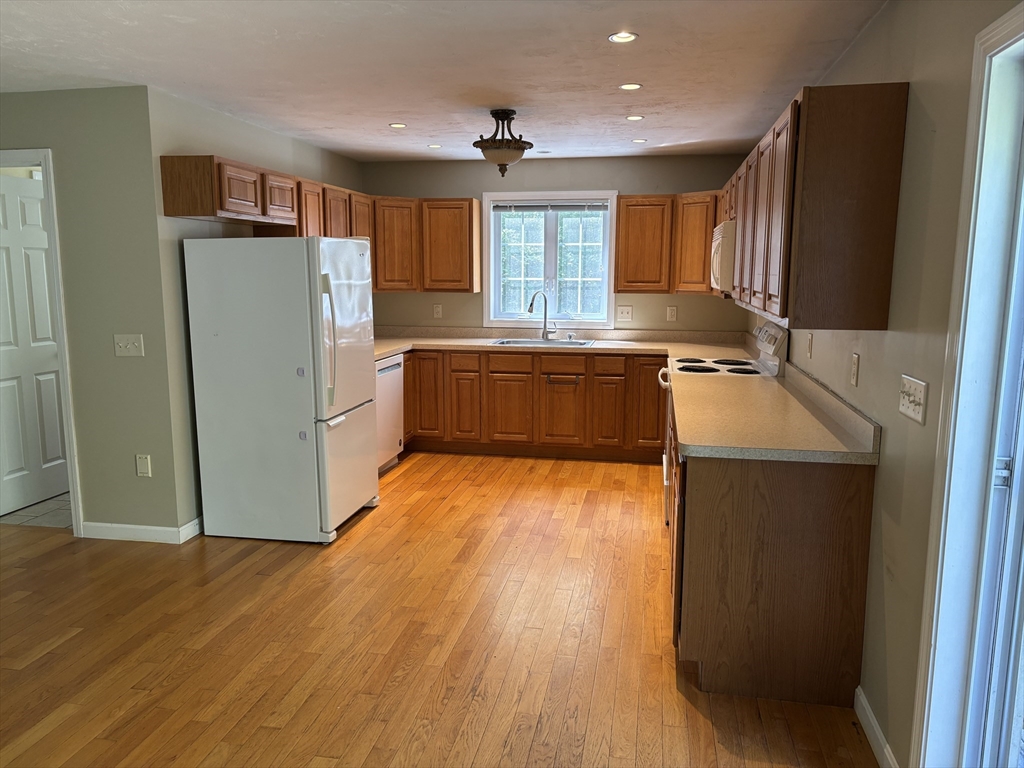 7 George Howard Road, Hubbardston, Massachusetts, 3 Bedrooms Bedrooms, 6 Rooms Rooms,3 BathroomsBathrooms,Residential Lease,For Rent,George Howard Road,73449407