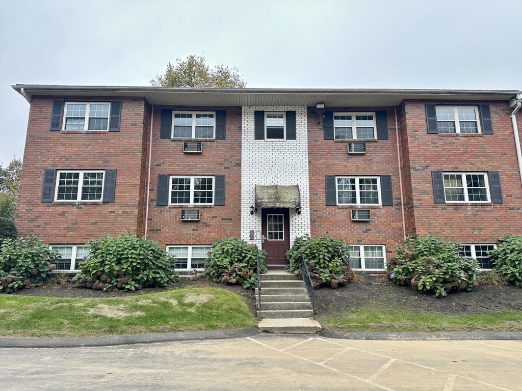7 Maple Crest Cir, Holyoke, Massachusetts, 2 Bedrooms Bedrooms, 4 Rooms Rooms,1 BathroomBathrooms,Residential Lease,For Rent,Maple Crest Cir,73449433