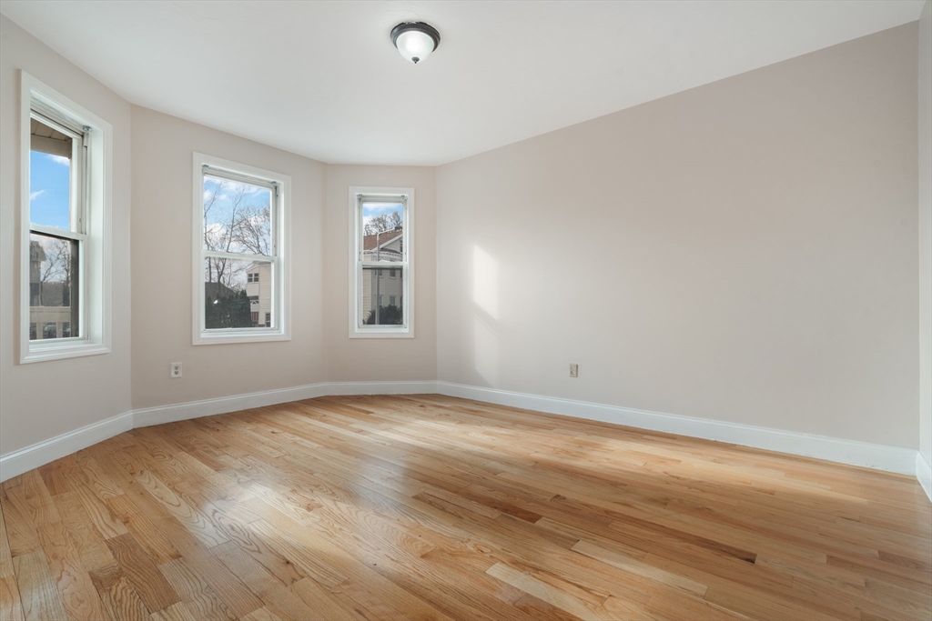 157 River Street, Boston, Massachusetts, 3 Bedrooms Bedrooms, 6 Rooms Rooms,1 BathroomBathrooms,Residential Lease,For Rent,River Street,73449560