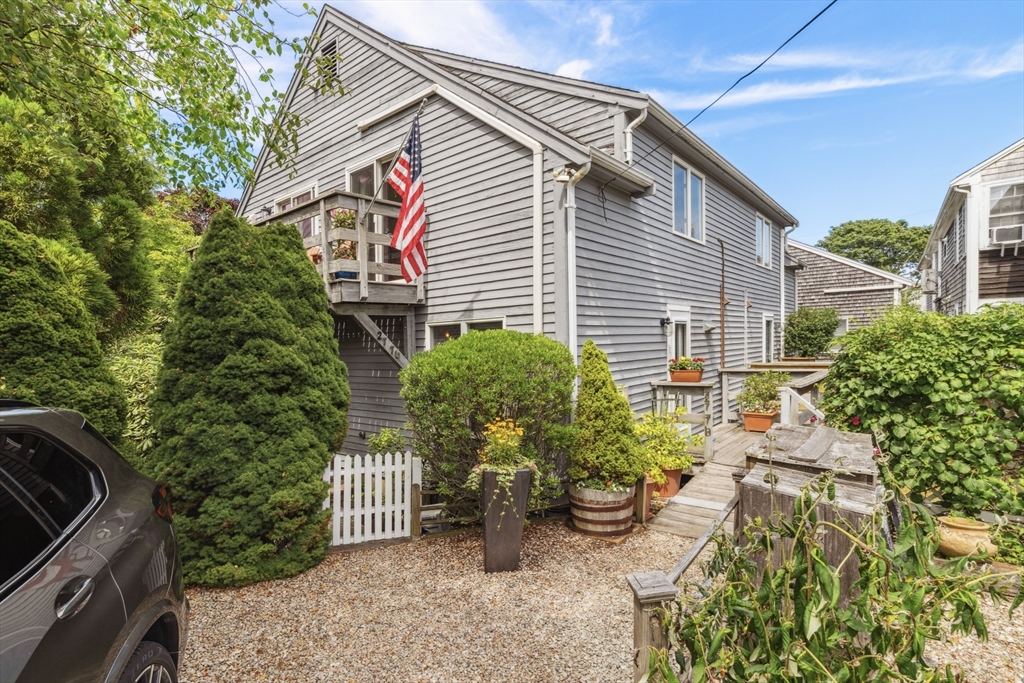 27 Court Street, Provincetown, Massachusetts, 2 Bedrooms Bedrooms, 5 Rooms Rooms,2.5 BathroomsBathrooms,Residential,For Sale,Court Street,73399370