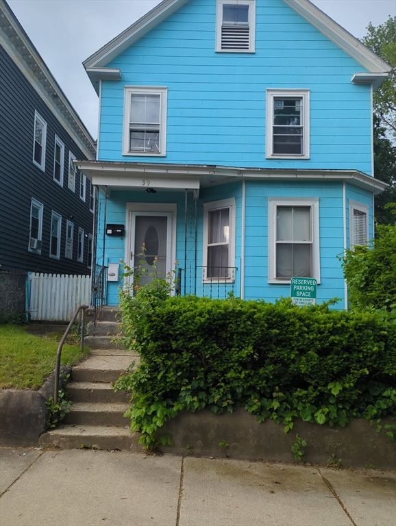 39 Saint James, Lowell, Massachusetts, 2 Bedrooms Bedrooms, 4 Rooms Rooms,2 BathroomsBathrooms,Residential Lease,For Rent,Saint James,73449651