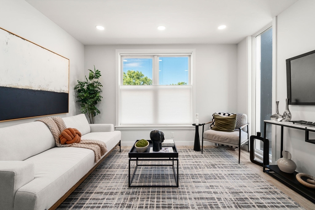 602 Canterbury, Boston, Massachusetts, 2 Bedrooms Bedrooms, 5 Rooms Rooms,1.5 BathroomsBathrooms,Residential,For Sale,Canterbury,73406180