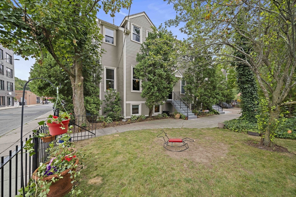 2A Brewer Street, Boston, Massachusetts, 4 Bedrooms Bedrooms, 9 Rooms Rooms,2.5 BathroomsBathrooms,Residential Income,For Sale,Brewer Street,73421106