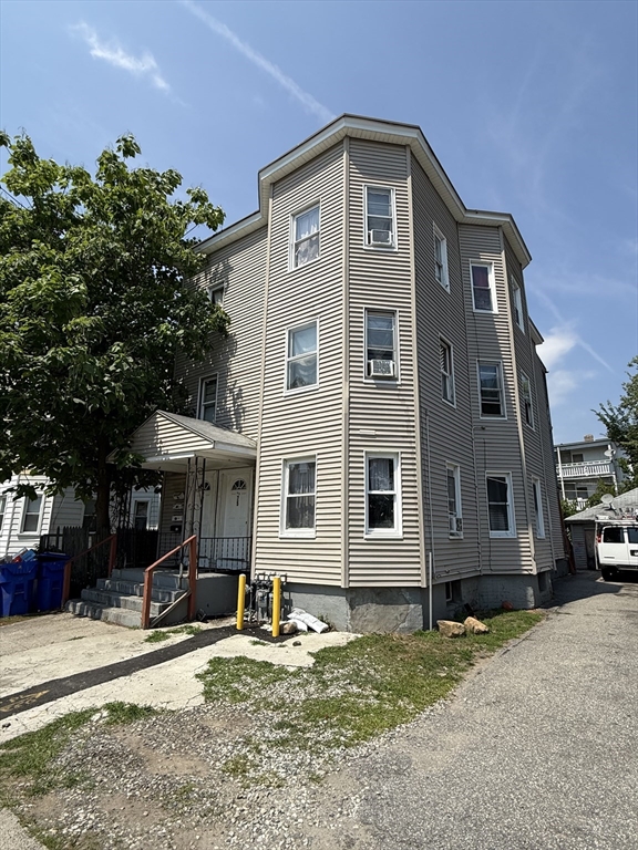 75-77 Mooreland St, Springfield, Massachusetts, 9 Bedrooms Bedrooms, 15 Rooms Rooms,3 BathroomsBathrooms,Residential Income,For Sale,Mooreland St,73420881