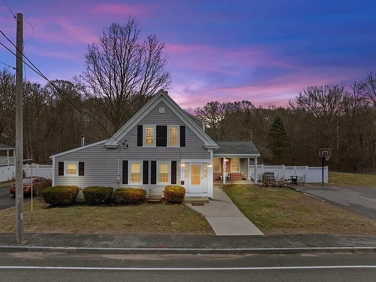 583 Union, Rockland, Massachusetts, 2 Bedrooms Bedrooms, 5 Rooms Rooms,1 BathroomBathrooms,Residential Lease,For Rent,Union,73440392