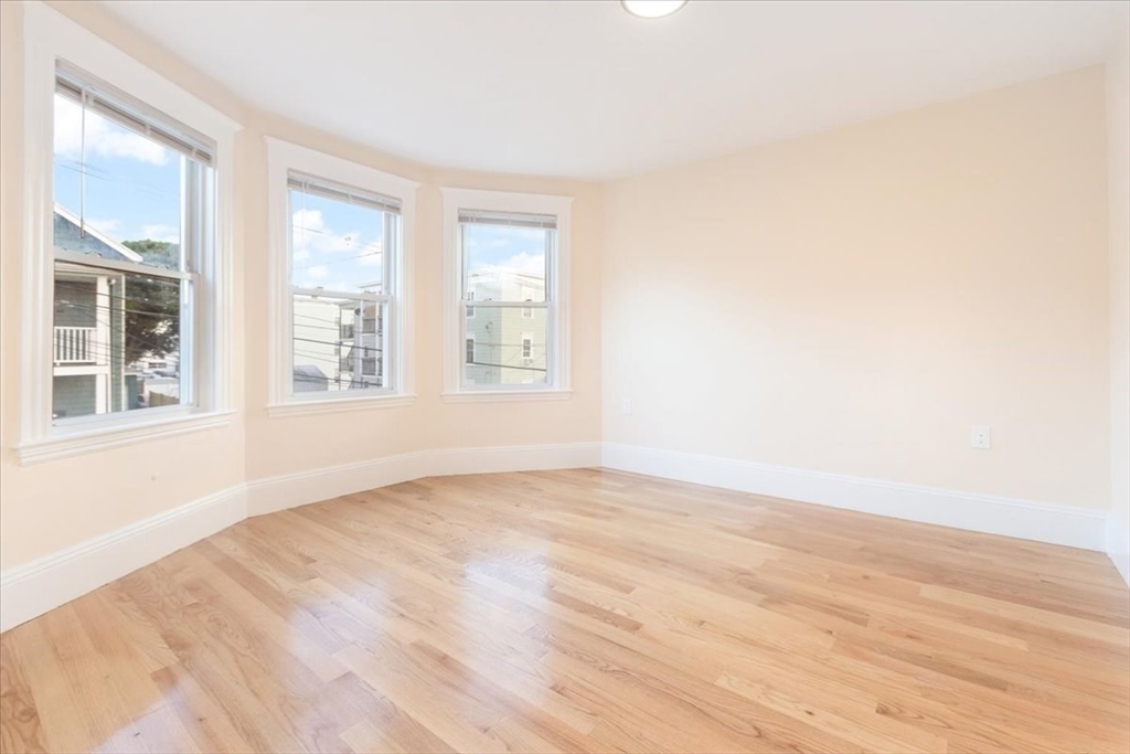 52 Roslyn, Salem, Massachusetts, 2 Bedrooms Bedrooms, 5 Rooms Rooms,1 BathroomBathrooms,Residential Lease,For Rent,Roslyn,73436084