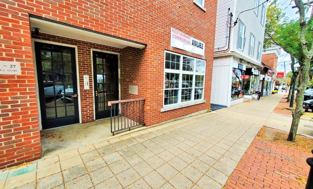 35 Central Square, Bridgewater, Massachusetts, ,Commercial Lease,For Rent,Central Square,73450352