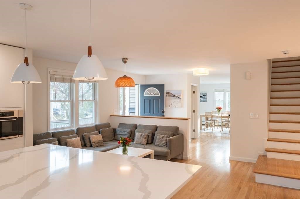 90 Monument, Medford, Massachusetts, 3 Bedrooms Bedrooms, 8 Rooms Rooms,2.5 BathroomsBathrooms,Residential Lease,For Rent,Monument,73450437