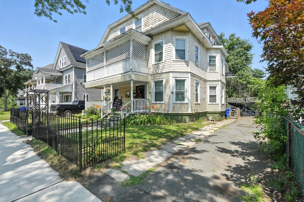 34 Biltmore St, Springfield, Massachusetts, 10 Bedrooms Bedrooms, 14 Rooms Rooms,3 BathroomsBathrooms,Residential Income,For Sale,Biltmore St,73414003