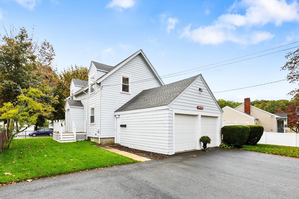 2 Rose Cir, Peabody, Massachusetts, 4 Bedrooms Bedrooms, 8 Rooms Rooms,2 BathroomsBathrooms,Residential Income,For Sale,Rose Cir,73434288