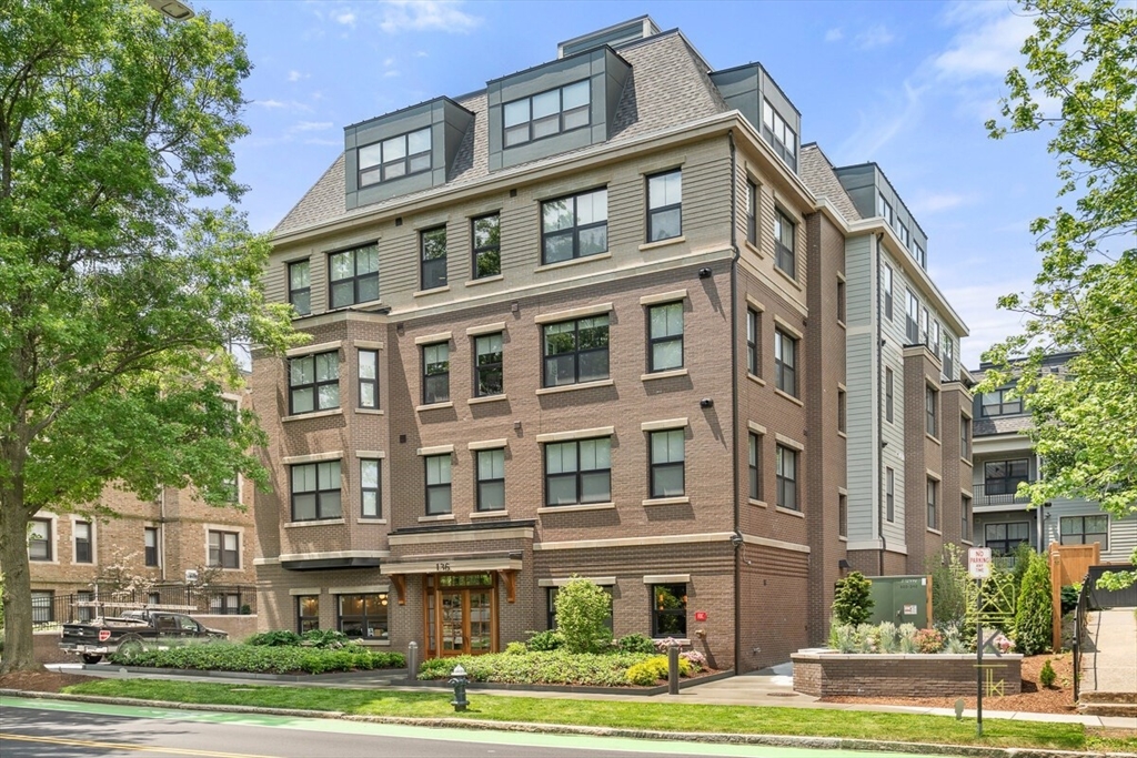 136 Babcock St, Brookline, Massachusetts, 1 Bedroom Bedrooms, 2 Rooms Rooms,1 BathroomBathrooms,Residential Lease,For Rent,Babcock St,73423708