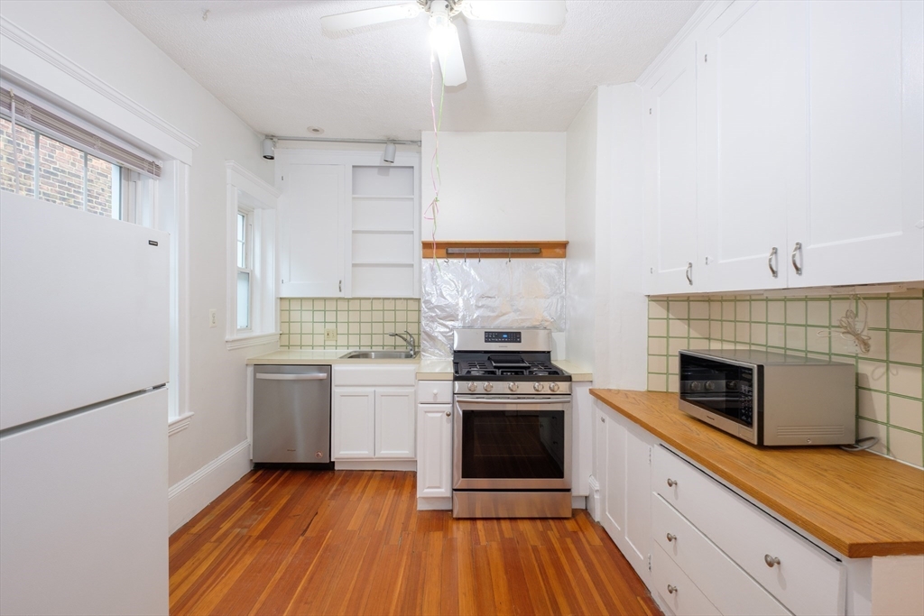 94 Naples Rd, Brookline, Massachusetts, 2 Bedrooms Bedrooms, 4 Rooms Rooms,1 BathroomBathrooms,Residential,For Sale,Naples Rd,73360722