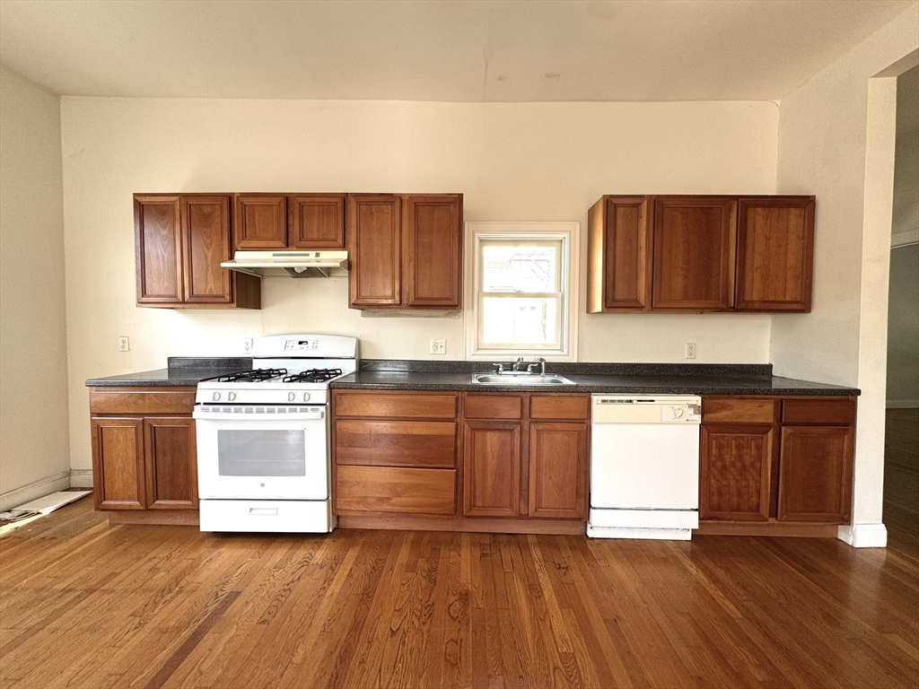 1 Mclean Pl, Cambridge, Massachusetts, 2 Bedrooms Bedrooms, 3 Rooms Rooms,1 BathroomBathrooms,Residential Lease,For Rent,Mclean Pl,73404951