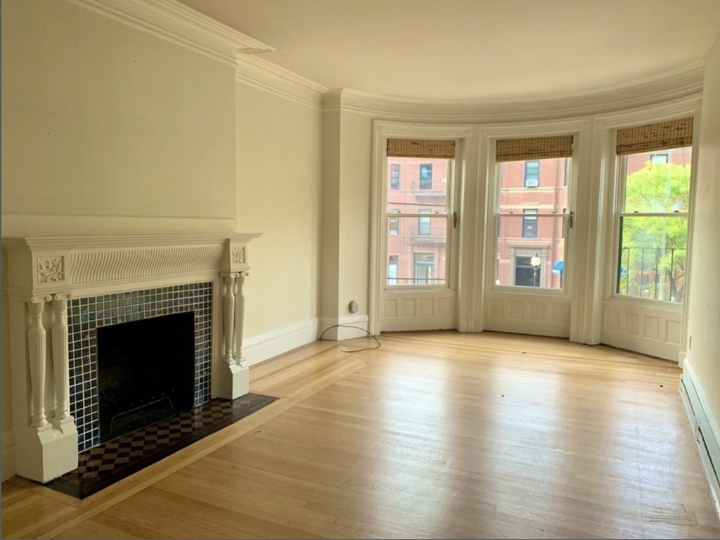 220 Newbury St, Boston, Massachusetts, 1 Bedroom Bedrooms, 3 Rooms Rooms,1 BathroomBathrooms,Residential Lease,For Rent,Newbury St,73407686