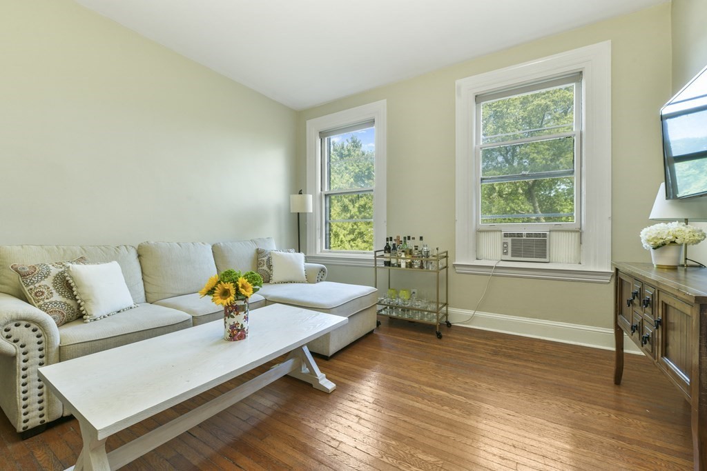 1060 Beacon St, Brookline, Massachusetts, 1 Bedroom Bedrooms, 3 Rooms Rooms,1 BathroomBathrooms,Residential Lease,For Rent,Beacon St,73390961