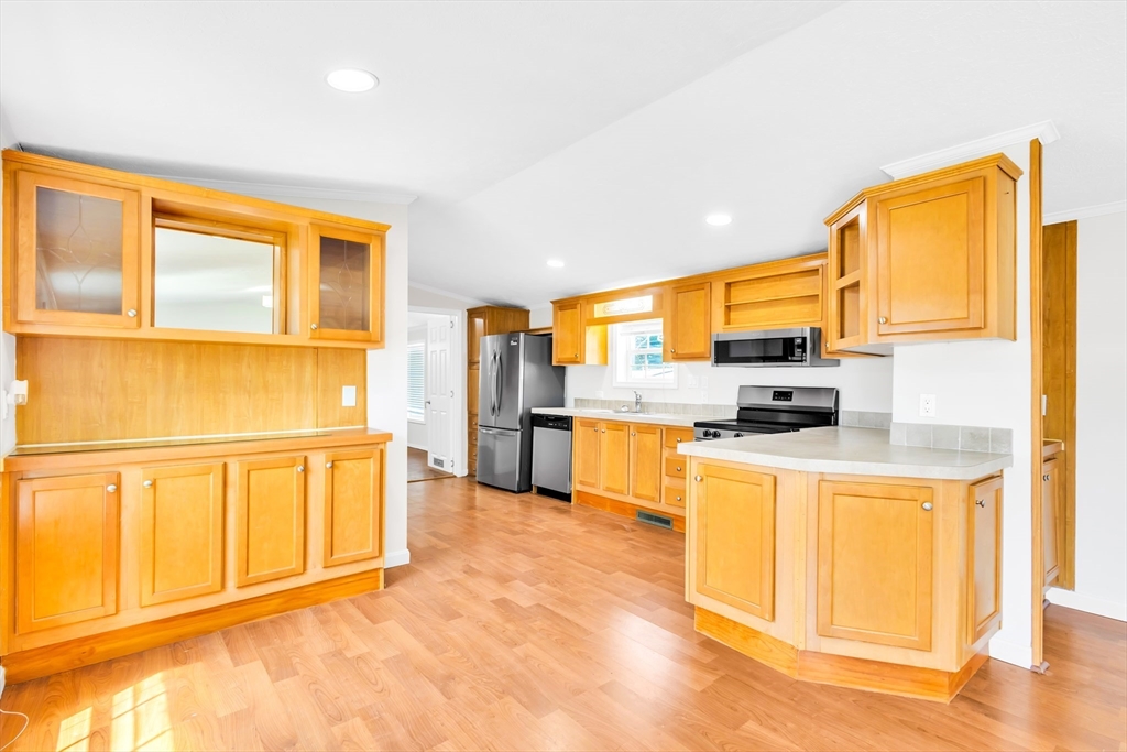 181 Boston Post Road E, Marlborough, Massachusetts, 2 Bedrooms Bedrooms, 6 Rooms Rooms,2 BathroomsBathrooms,Residential,For Sale,Boston Post Road E,73321437